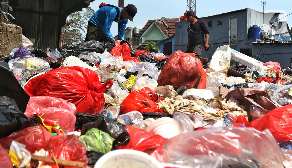 Di samping dapat mendatangkan keuntungan finansial mengumpulkan barang bekas juga dapat mengurangi tumpukan sampah yang ada di sekitar kita. (Liputan6.com/Angga Yuniar)