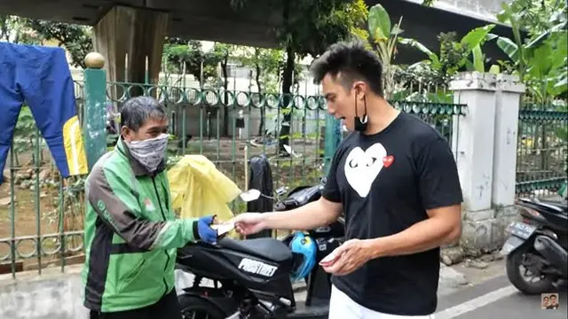 Baim Wong dianggap tidak sopan karena memarahi seorang kakek berusia 77 tahun yang mendekati dirinya (Kapanlagi.com)