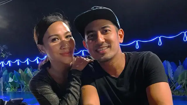 [Bintang] Jauh dari Gosip, Ini 8 Foto Mesra Rio Febrian dan Sabria Kono