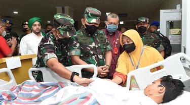 Kepala Staf Angkatan Darat (KSAD) Jenderal TNI Dudung Abdurrachman mengunjungi korban yang dirawat di RSUD dr. Syaiful Anwar Malang, termasuk juga keluarga korban yang meninggal dunia akibat tragedi Kanjuruhan Malang, Jawa Timur.
