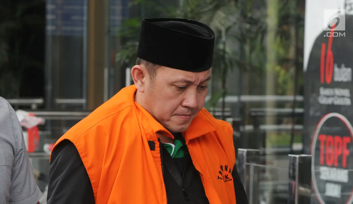 Anggota DPRD Lampung Tengah nonaktif Rusliyanto dikawal petugas akan menjalani pemeriksaan lanjutan di gedung KPK, Jakarta, Selasa (21/08).(merdeka.com/Dwi Narwoko)