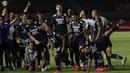 Selebrasi para pemain Persib Bandung usai berhasil menahan imbang 1-1 PS Sleman dalam laga leg kedua semifinal Piala Menpora 2021 di Stadion Manahan, Solo, Senin (19/4/2021). (Bola.com/Ikhwan Yanuar)