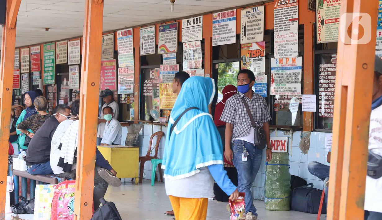 Calon penumpang menunggu bus di Terminal Kali Deres, Jakarta Barat, Rabu (10/6/2020). Salah satunya dengan mengurangi layanan tatap muka dengan konsumen dengan mendorong transaksi pembelian tiket secara daring. (Liputan6.com/Angga Yuniar)