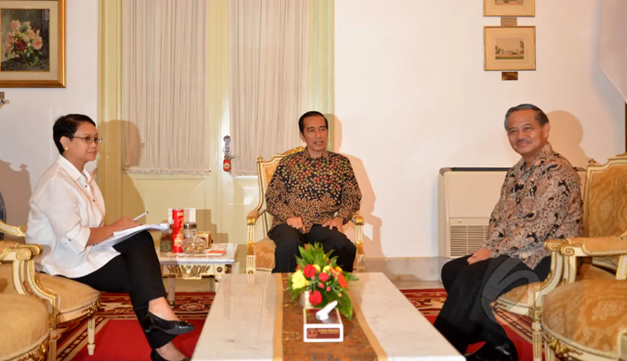 Presiden Joko Widodo bersama Dubes RI untuk Brasil Toto Riyanto (kanan) didampingi Menlu Retno LP Marsudi saat berbincang sebelum menggelar pertemuan tertutup di Istana Merdeka, Jakarta, Selasa (24/2/2015). (Liputan6.com/Faizal Fanani)