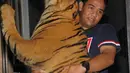 Petugas membawa harimau Sumatera yang di awetkan sebelum dibakar di Banda Aceh, (22/5). Kementerian Kehutanan Indonesia memusnahkan barang bukti perdagangan satwa liar sebagai kampanye melawan perburuan Ilegal. (AFP/Chaideer Mahyuddin)