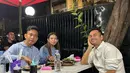 <p>Bersama Raffi Ahmad, Gibran dan Selvi Ananda makan malam di tempat kaki lima di kawasan Tebet dengan ciri khas makanan pedasnya. Raffi pun tampil mengenakan kemeja putih lengan panjang dipadukan celana hitam. [@raffinagita1717]</p>