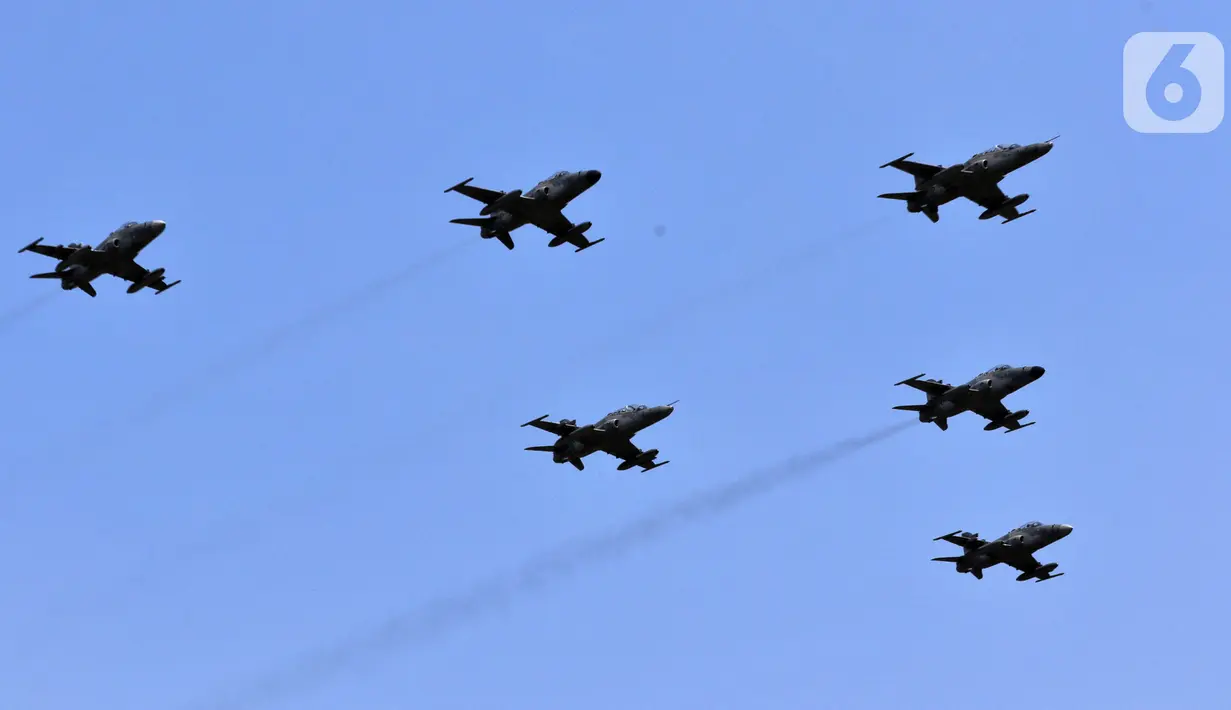 Prajurit TNI Angkatan Udara unjuk kebolehan dalam atraksi akrobatik pesawat tempur pada perayaan HUT ke-74 TNI di Taxy Way Echo Lanud Halim Perdanakusuma, Jakarta Timur, Sabtu (5/10/2019). HUT ke-74 TNI mengusung tema 'TNI Profesional Kebanggaan Rakyat'. (Liputan6.com/JohanTallo)
