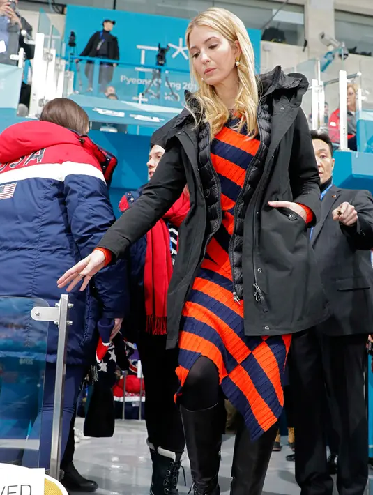 Penasihat senior Gedung Putih, Ivanka Trump tiba untuk menghadiri pertandingan final Curling antara Amerika Serikat melawan Swedia pada Olimpiade Musim Dingin Pyeongchang di Gangneung Curling Centre, Gangneung (24/2). (AFP Photo/Pool/Eric Gaillard)