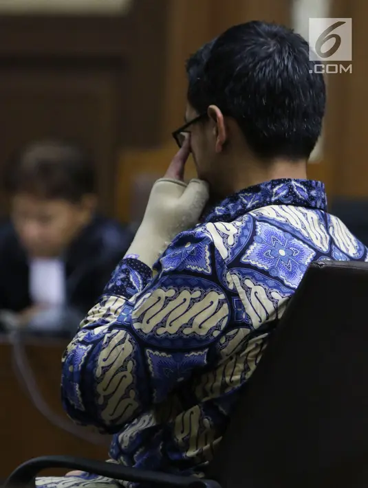 Terdakwa dugaan gratifikasi dan suap pengesahan APBD Provinsi Jambi, Zumi Zola saat sidang tuntutan di Pengadilan Tipikor, Jakarta, Kamis (8/11). Zumi Zola dituntut 8 tahun penjara denda Rp 1 miliar subsider 6 bulan. (Liputan6.com/Helmi Fithriansyah)