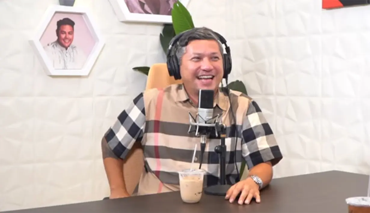 Sekedar informasi, Gading Marten dan Gisel resmi berpisah sejak awal tahun 2019 silam. Dari pernikahannya dikaruniai seorang anak. Meski bercerai, Gading dan Gisel tetap menjalin hubungan baik. (Youtube/Ivan Gunawan)