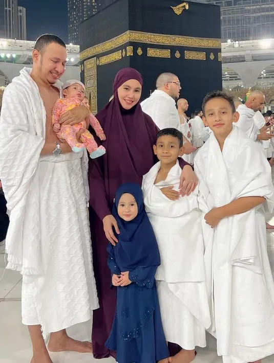 Saat umrah, Khalisa tampil mengenakan dress panjang biru navy panjang dengan aksen beads dipadukan kerudung instan warna serasi. [@kartikaputriworld]
