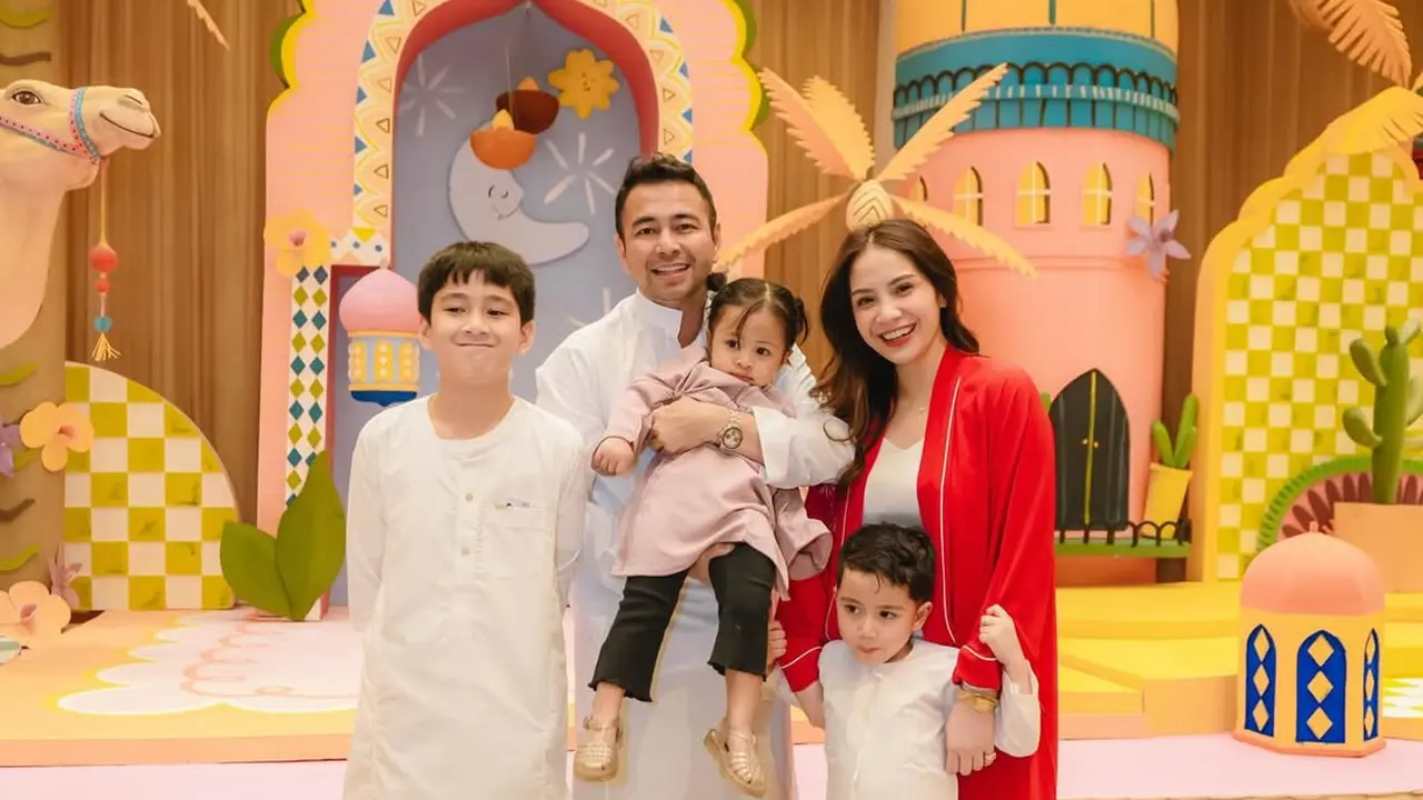 Bukber Bertema Timur Tengah Bareng Karyawan, Pesona Nagita Slavina Dibalut Outer Abaya Merah Merona