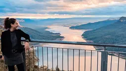 Tak cukup hanya berkunjung di Perisher Valley wanita 27 tahun ini berkunjung di Burragorang Lookout.  Pemandangan yang menakjubkan membuat Sahila betah berlama-lama di Burragorang Lookout. (Liputan6.com/IG/sahilahisyam)