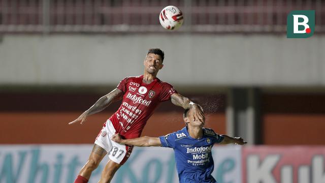 FOTO: Adu Kuat Persib Bandung Melawan Bali United di Babak Pertama