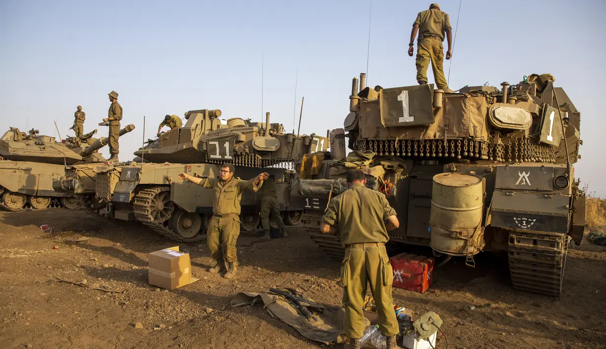 Tentara Israel bekerja di tank-tank dekat perbatasan dengan Lebanon di Dataran Tinggi Golan, Selasa (28/7/2020). Perdana menteri Lebanon menuduh Israel memprovokasi "peningkatan bahaya" di sepanjang perbatasan. (AP Photo/Ariel Schalit)