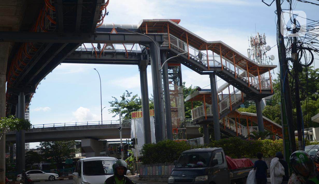 Kendaraan melintas di bawah jembatan penyeberangan orang (skywalk) yang menghubungkan Stasiun Kebayoran dengan Halte Transjakarta di Kebayoran Lama, Jakarta, Jumat (6/1/2023). Skywalk sepanjang 450 meter tersebut untuk memudahkan mobilitas penumpang Transjakarta atau KRL yang beralih moda transportasi. (merdeka.com/Imam Buhori)
