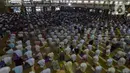 Jemaah melaksanakan salat Idul Adha 1441 H di Masjid Raya Jakarta Islamic Centre, Jumat (31/7/2020). Khutbah Idul Adha tahun ini bertema ‘Membagun Optimisme di Tengah Pandemi’. (merdeka.com/Imam Buhori)
