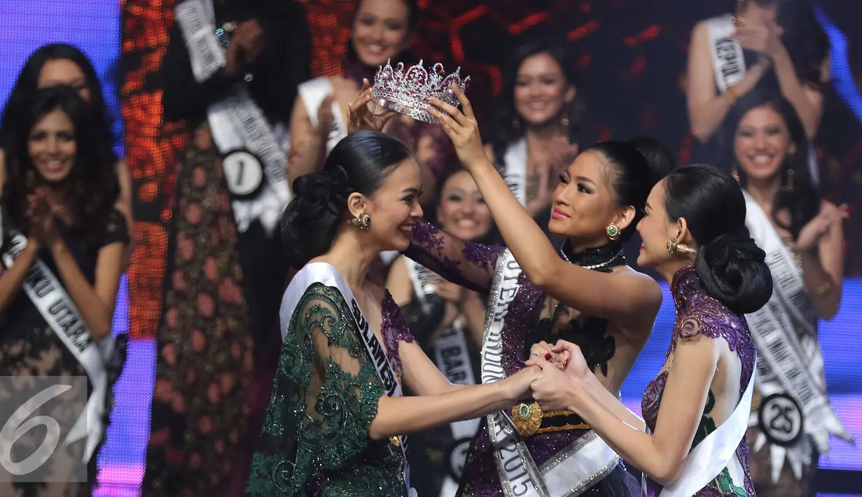 Puteri Indonesia 2015 Anindya Kusuma Putri memasangkan mahkota kepada Putri Indonesia 2016, Kezia Roslin saat acara grand final Putri Indonesia 2016, Jakarta, Jumat (20/2/2016). (Liputan6.com/Herman Zakharia)