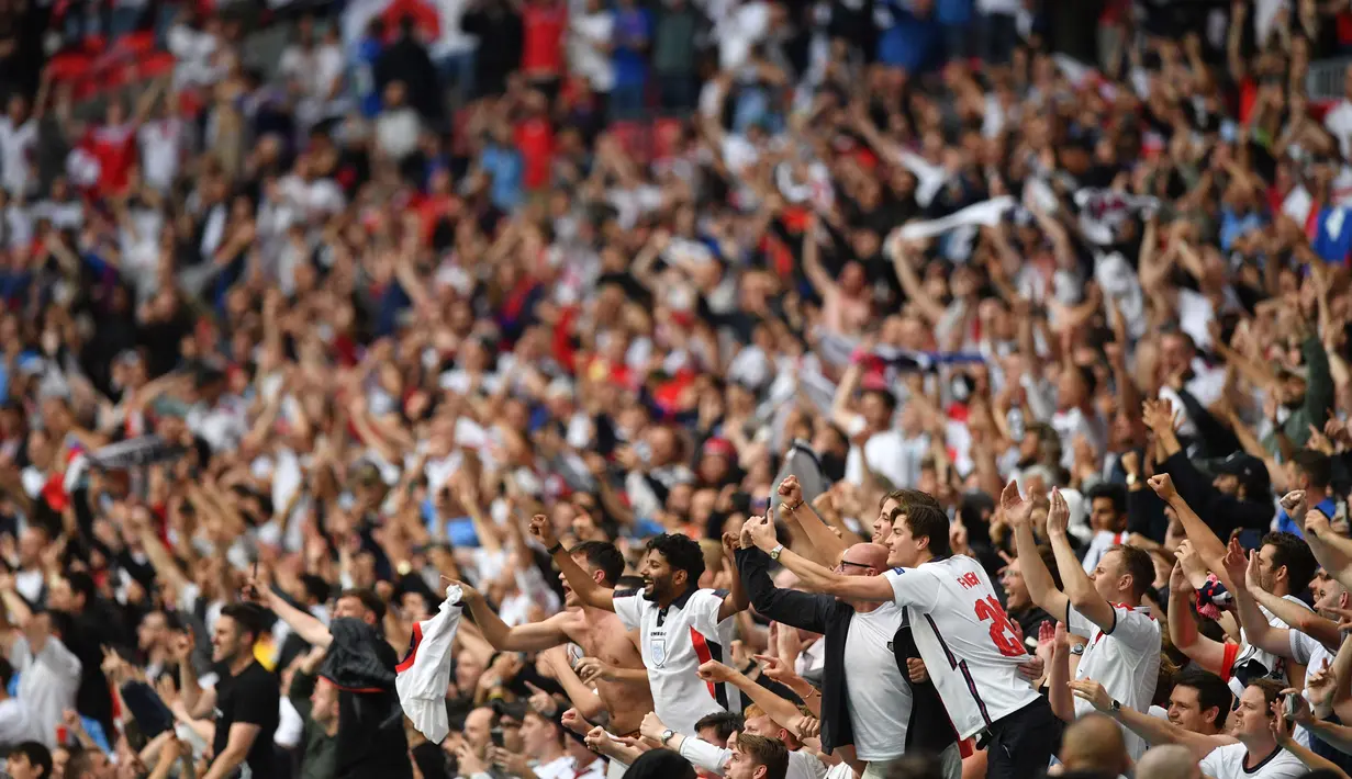 Tentu saja momen seperti ini sangat dirindukan oleh penggemar olahraga terutama sepak bola yang bisa berkumpul berdekatan dan merayakan momen kemenangan dengan ekspresi yang meluap-luap. (Foto: AFP/Pool/Justin Tallis)