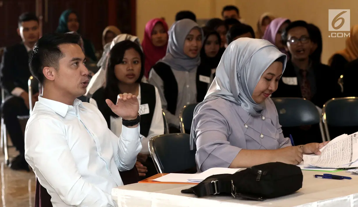 Tim juri melakukan penilaian kepada peserta News Presenter Competition Emtek Goes To Campus 2017 di Grha Sabha Pramana Kampus UGM, Yogyakarta, Selasa (31/10). EGTC Yogyakarta berlangsung pada 31 Oktober dan 1 November 2017. (Liputan6.com/Helmi Afandi)