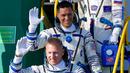 <p>Astronaut NASA Frank Rubio (tengah) bersama kosmonaut Roscosmos Sergey Prokopyev (bawah) dan Dmitri Petelin (atas) menaiki pesawat ruang angkasa sebelum peluncuran di kosmodrom Baikonur, Kazakhstan, 21 September 2022. Ketika Rubio dan rekan-rekan Rusia-nya tiba di International Space Station, mereka akan bekerja sama dengan astronaut dan kosmonaut dari Amerika Serikat, Rusia, dan Eropa. (AP Photo/Dmitri Lovetsky, Pool)</p>
