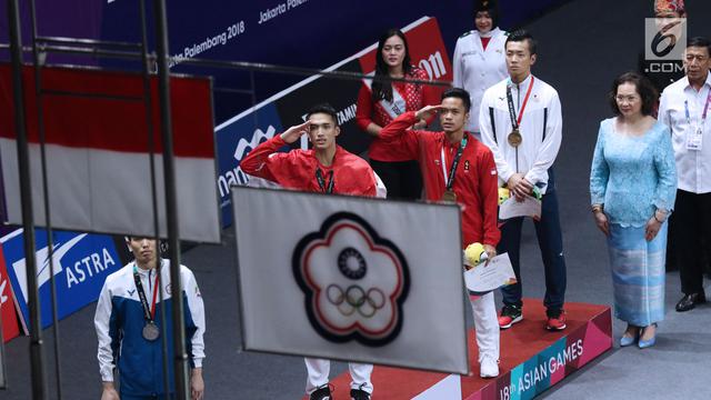 Momen Jonatan Christie Gigit Medali Emas Asian Games