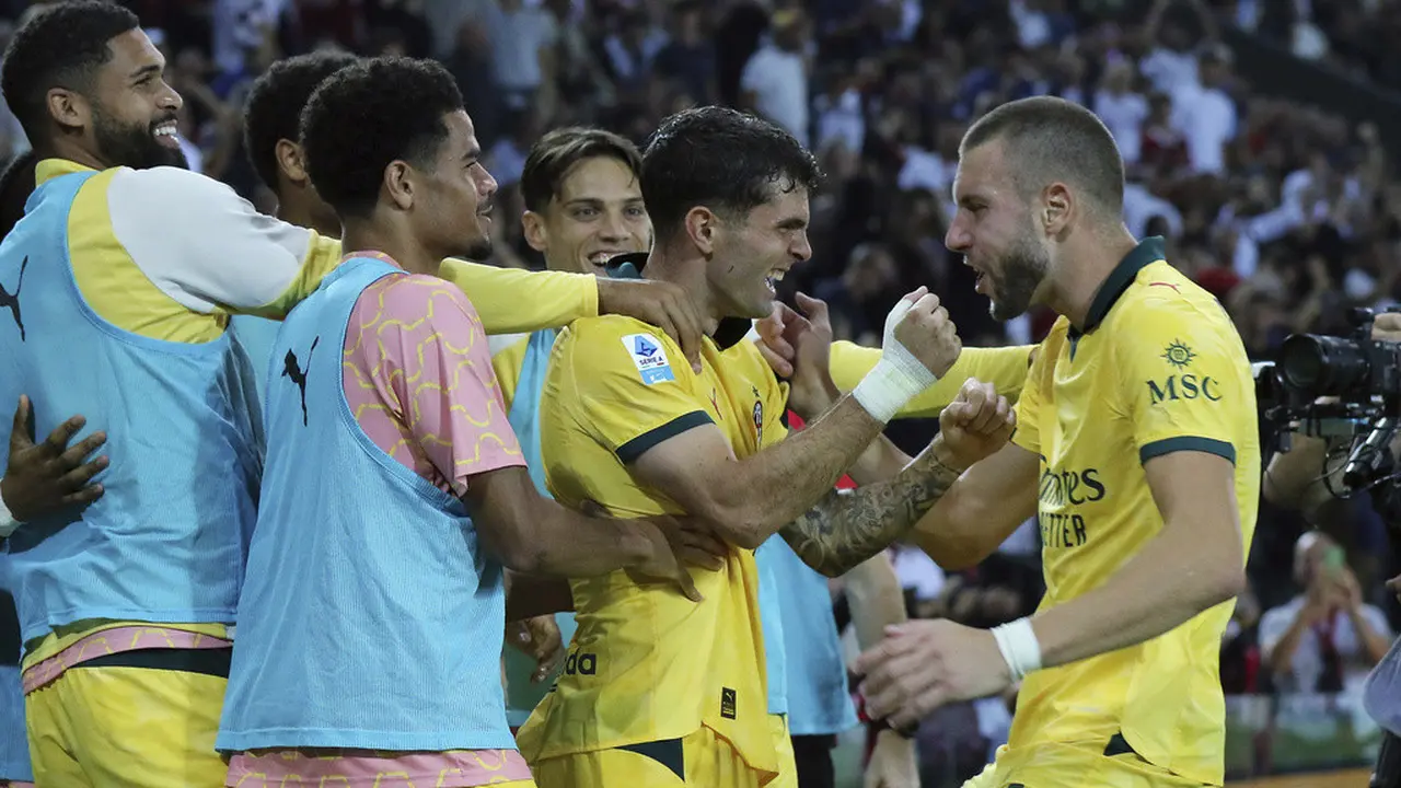 Para pemain AC Milan merayakan gol Christian Pulisic ke gawang Udinese di Bluenergy Stadium pada pekan keempat Serie A 2025/2026, Minggu (21/09/2025). (Andrea Bressanutti/LaPresse via AP)