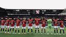 Pemain Manchester United dan Leeds United melakukan penghormatan kepada legenda sepak bola Skotlandia, Gordon McQueen sebelum laga pramusim di Ullevaal Stadium, Oslo, Rabu (12/7/2023). (Twitter/@ManUtd)