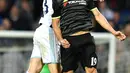 Penyerang Chelsea, Diego Costa berebut bola udara dengan bek West Bromwich Albion, Gareth McAuley pada lanjutan Liga Inggris di Hawthorns, Inggris, (12/5). Chelsea menang atas West Bromwich Albion dengan skor 1-0. (AFP Photo/Anthony Devlin)