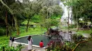 Libur perayaan Imlek 2026 diisi sebagian warga untuk berwisata di kawasan Kawah Kamojang. Tampak dalam foto, pengunjung menikmati suasana Kawah Kamojang di Kabupaten Garut, Jawa Barat. (Kapanlagi.com/Budy Santoso)