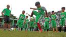 Aksi jugling kontestan MILO Road to Barcelona pada laga latih tanding di International School Clubs of Indonesia, Cirendeu, (15/7/2017). (Bola.com/Nicklas Hanoatubun)