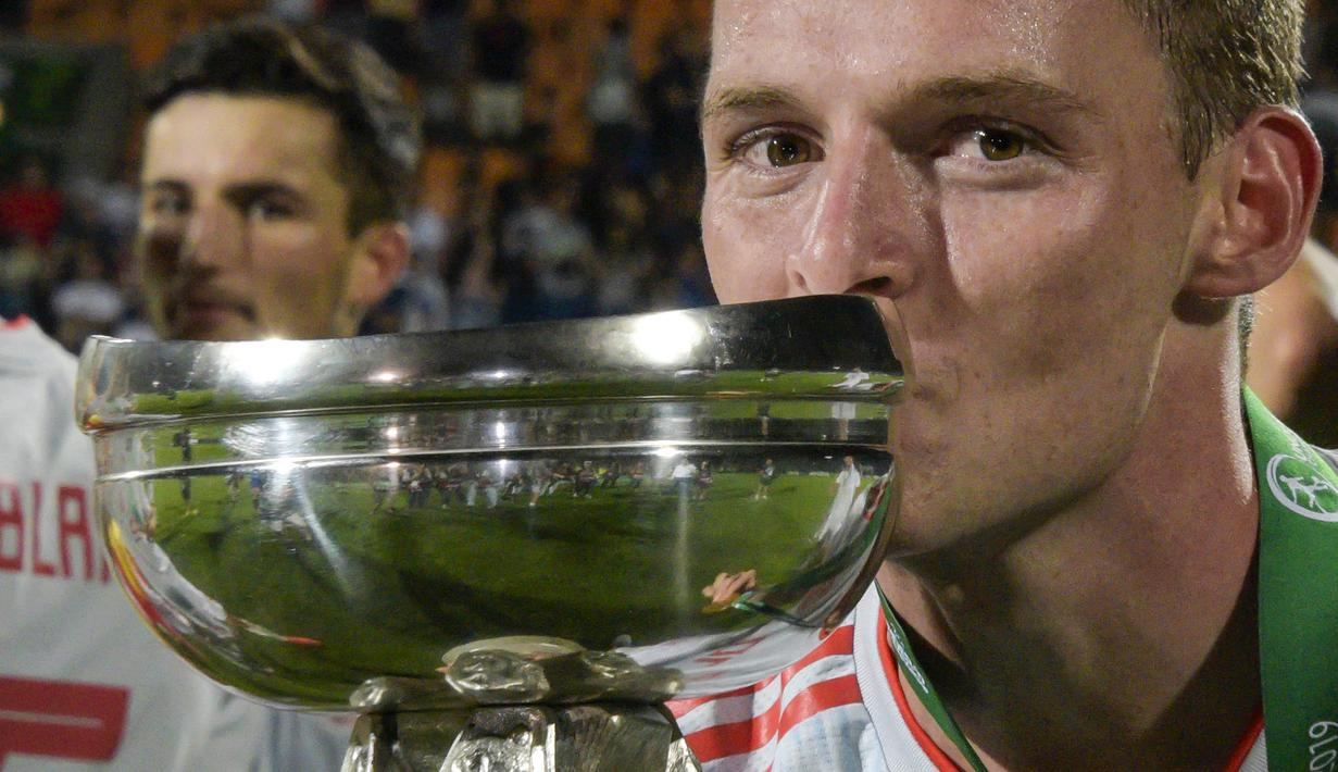 Gelandang Spanyol, Sergio Gomez, memcium piala saat merayakan gelar juara Piala Eropa U-19 usai mengalahkan Portugal di Yerevan, Armenia, Sabtu (27/7). Spanyol menang 2-0 atas Portugal. (AFP/Karen Minasyan)