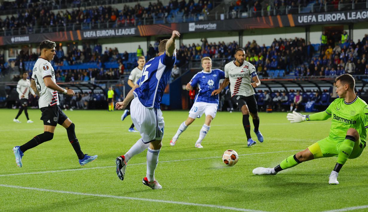 Matej Kovar baru didatangkan Bayer Leverkusen pada awal musim 2023/2024 dari Manchester United dengan nilai transfer 5 juta euro. Berstatus sebagai pelapis kiper utama, Lukas Hradecky, Matej Kovar baru mengoleksi satu penampilan di Bundesliga musim ini, sementara di ajang lain, DFB Pokal dan Liga Europa ia total telah bermain dalam 9 laga. (AFP/NTB/Svein Ove Ekornesvag)