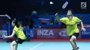 Ganda campuran Indonesia, Ricky Karandasuwardi/Debby Susanto mengembalikan kok ke arah He Jiting/Du Yue (China) pada Indonesia Open 2018 di Istora GBK, Jakarta, Selasa (3/7). Ricky/Debby unggul. 17-21, 21-13, 24-22 (Liputan6.com/Helmi Fithriansyah)