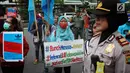 Petugas keamanan menjaga jalannya aksi yang di gelar buruh di depan Kedutaan besar Jerman di Jakarta, Selasa (18/7). Pekerja mengklaim bahwa perusahaan melipatgandakan beban kerja bagi buruh untuk meningkatkan keuntungan. (Liputan6.com/Angga Yuniar)