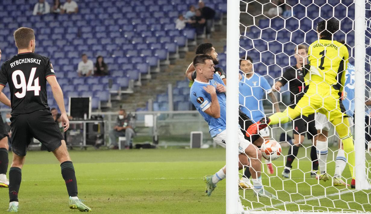 Menit ke-38, Lazio mencetak gol kedua. Tendangan sudut yang dilakukan oleh Luis Alberto dapat dituntaskan Patric dengan sontekan dari jarak dekat. (AP/Andrew Medichini)