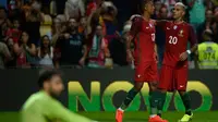 Dua pemain Portugal, Luis Nani dan Ricardo Quaresma, merayakan gol ke gawang Gibraltar pada laga persahabatan di Bessa Stadium, Porto, Kamis (1/9/2016). (AFP/Miguel Riopa)
