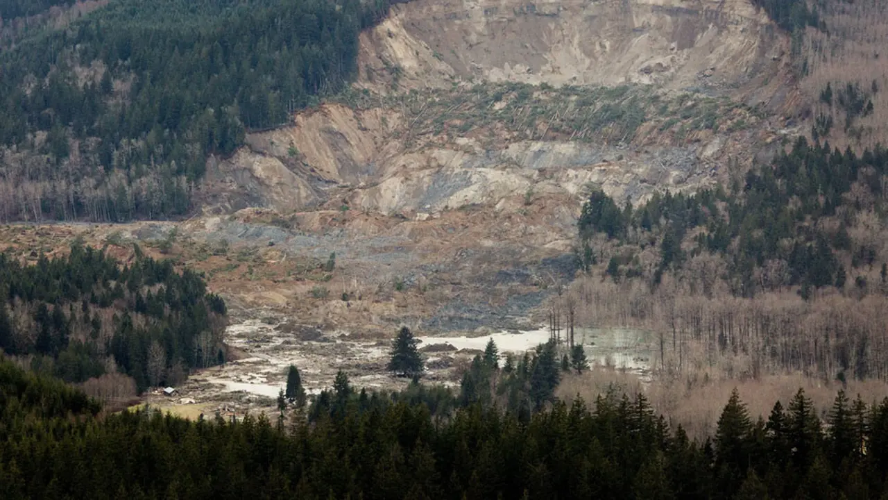 Tanah longsor di sepanjang jalan raya 530, yang mengirimkan sebagian besar bukit turun ke Sungai Stillaguamish.