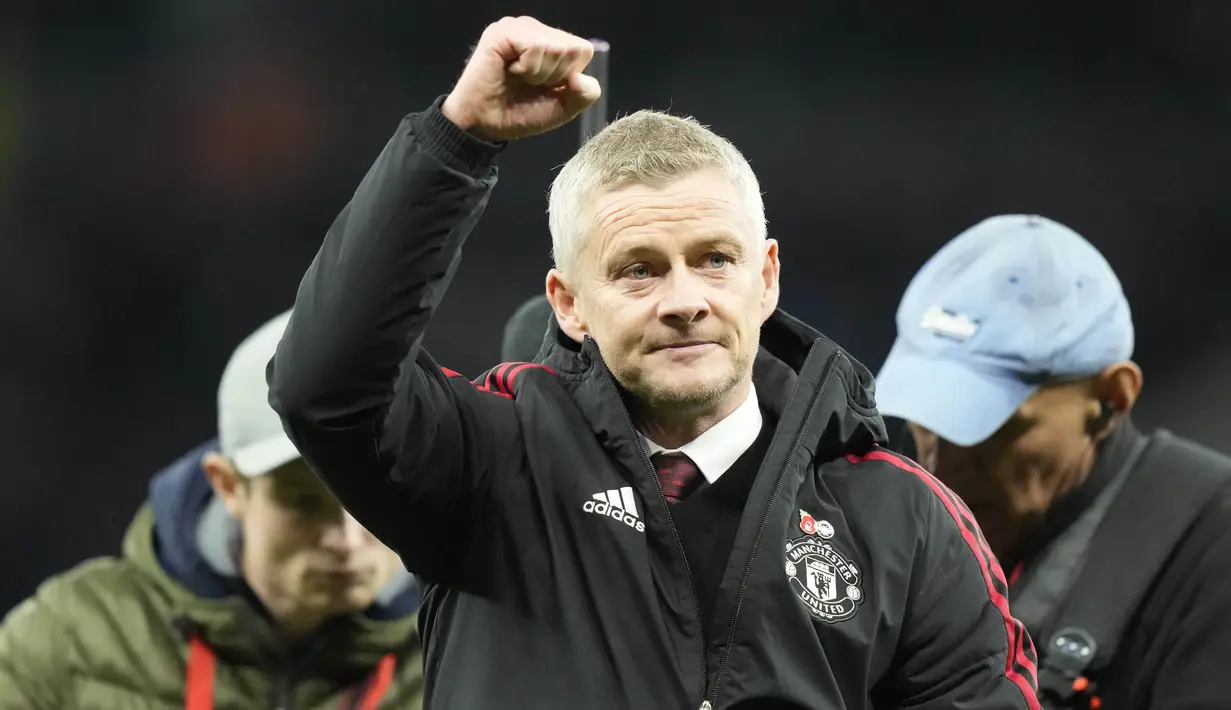 Kemenangan ini membuat pelatih Manchester United, Ole Gunnar Solskjaer bisa sedikit bernafas lega. Anak asuhnya mampu bangkit dari kekalahan memalukan akhir pekan lalu dari Liverpool dengan skor 0-5. (AP/Frank Augstein)