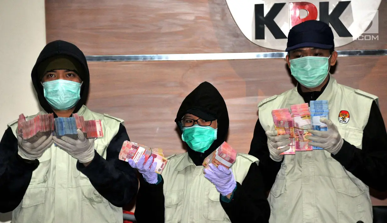 Petugas menunjukkan barang bukti uang hasil OTT Walikota Cilegeon, Jakarta, Sabtu (23/9). KPK mengamankan uang bersama enam orang tersangka diantaranya pejabat Pemda Cilegon dan pihak swasta, termasuk TB Iman Aryadi. (Liputan6.com/Helmi Afandi)