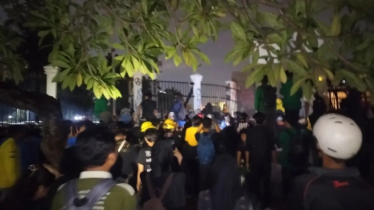 Massa aksi menolak Revisi Undang-Undang Tentara Nasional Indonesia (TNI) masih bertahan hingga Kamis malam (20/3/2025) di depan Gedung DPR/MPR, Jakarta Pusat. (Liputan6.com/Ady Anugrahadi)