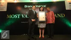 Corsec PT Elang Mahkota Teknologi Tbk Monika Ida Krisnamurti (tengah) menerima penghargaan dari Wapimred Majalah SWA Kusnan M. Djawahir dan Deputy Managing Director Brand Finance Indonesia Jimmy Halim, Jakarta, Kamis(21/7).(Liputan6.com/Immanuel Antonius)