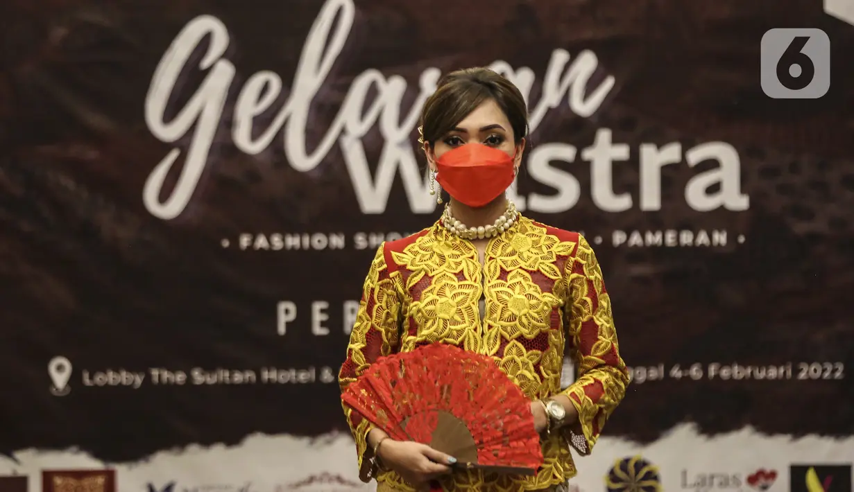 Yayasan Belantara Budaya Indonesia bersama Pemerhati Batik menggelar acara Gelaran Wastra di Hotel Sultan, Senayan, Jakarta, Jumat (4/2/2022). Gelaran Wastra kali ini mengangkat Batik Peranakan dalam rangka Imlek yang digelar 4-6 Februari 2022 di lobi Hotel Sultan. (Liputan6.com/Johan Tallo)