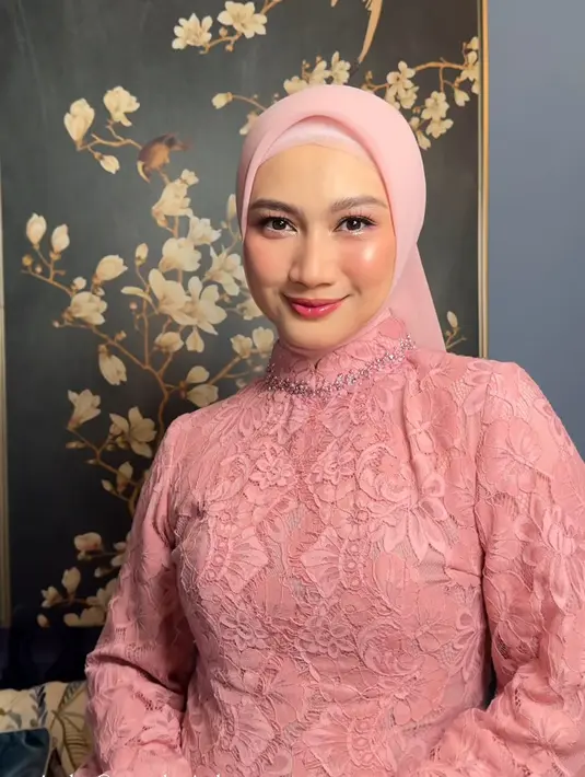 Melody tampil memesona mengenakan kebaya pink brokat dengan aksen beads di bagian leher. Dipadukan kerudung polosnya. [@cantikawannadewi]