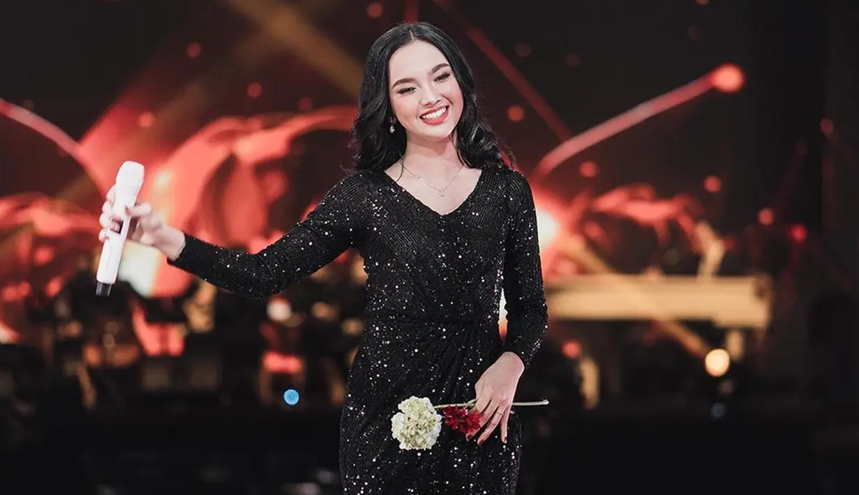 Saat tampil di atas panggung, Lyodra juga sempat terlihat menggunakan sebuah simpel dress hitam yang menawan. Penampilan dara 18 tahun ini pun banjir pujian netizen. (Liputan6.com/IG/@lyodraofficial)