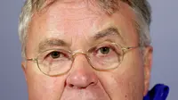 Pelatih Chelsea yang baru Guus Hiddink saat melakukan konferensi pers di tempat latihan Chelsea, Inggris, (23/12).Pelatih 69 tahun ini pernah membawa Korsel menjadi Juara ke-4 di Piala Dunia 2002. (Reuters/Matius Childs) 	