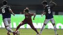 Gelandang Timnas Indonesia U-19, Egy Maulana Vikri, menghindari kepungan pemain Kamboja U-19 pada laga persahabatan di Stadion Patriot, Bekasi, Rabu (4/10/2017). Indonesia menang 2-0 atas Kamboja. (Bola.com/Vitalis Yogi Trisna)
