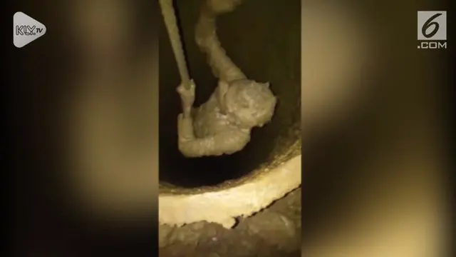 VIDEO: Pria Penuh Lumpur Muncul dari Lubang 80 Kaki