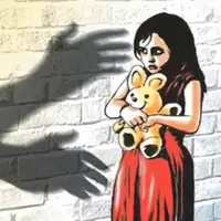 Ketika mencoba memperkosa seorang gadis berumur 8 tahun, pria ini ditangkap dalam keadaan tak berbusana. 