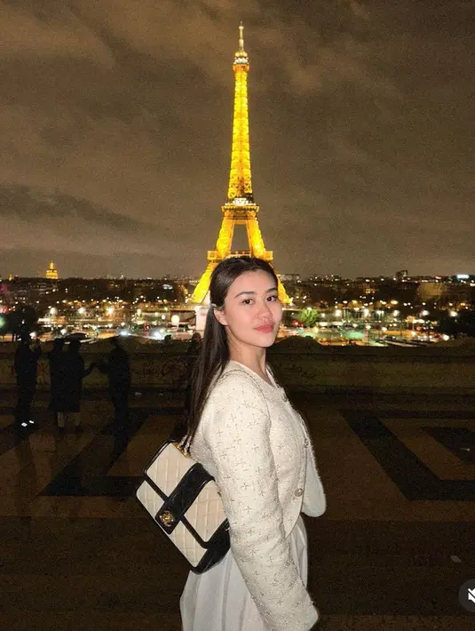 Wajah Aaliyah tampil natural tanpa makeup berlebih namun tetap menonjolkan kecantikannya. Rambut panjang coklatnya diikat setengah. [@aaliyah.massaid]